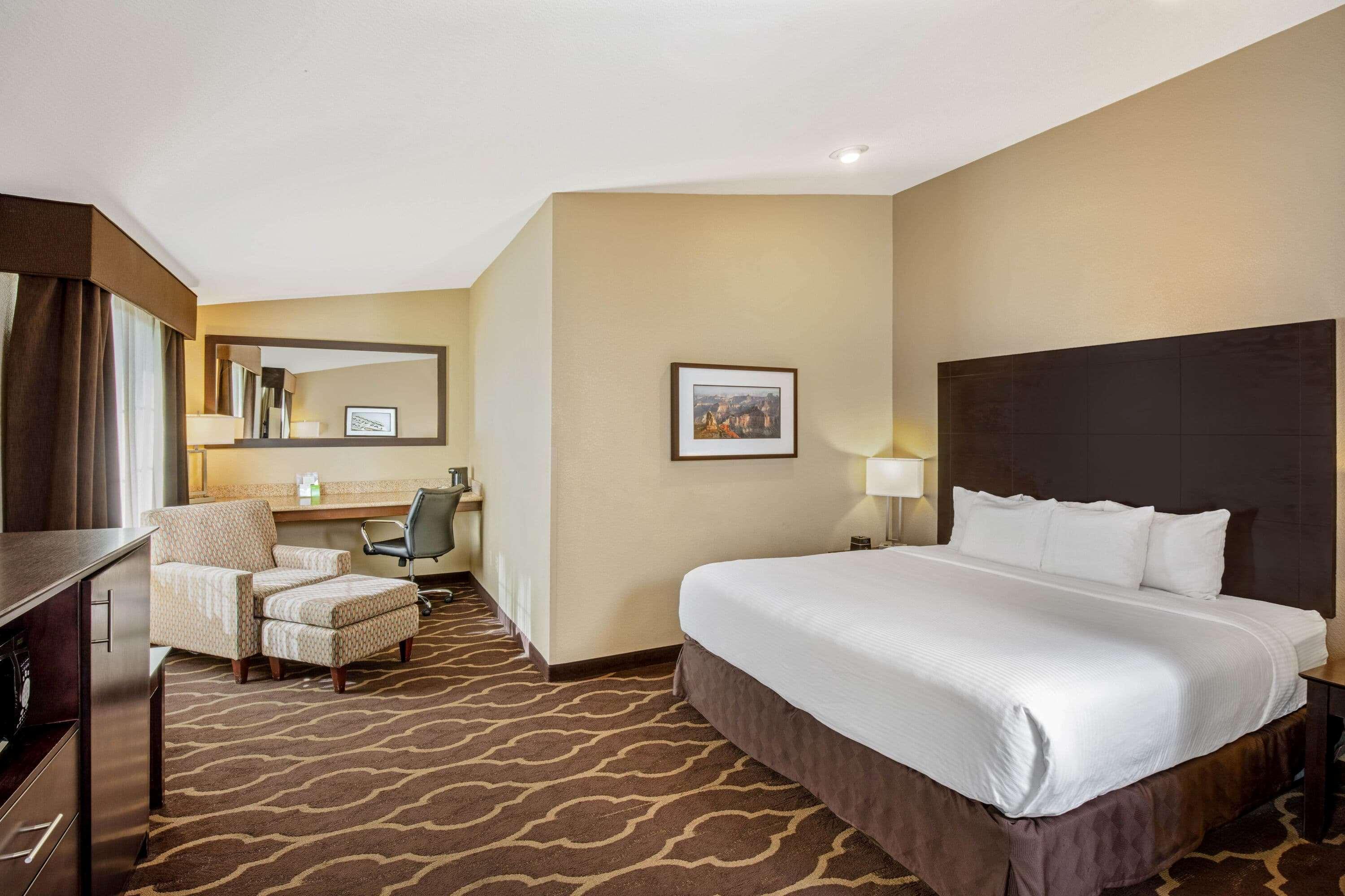 La Quinta Inn & Suites By Wyndham Lv Tropicana Stadium Las Vegas Exterior photo